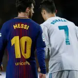 Messi i Ronaldo stoją obok siebie. Kto jest lepszy? Odwieczne pytanie fanów piłki nożnej.