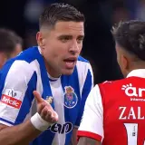 Piłkarz FC Porto, Jan Bednarek, w emocjonalnej rozmowie z rywalem. Wynik 1:1 w 52. minucie meczu.