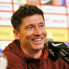 Uśmiechnięty Robert Lewandowski przy mikrofonie. Jego majątek to efekt ciężkiej pracy i talentu.