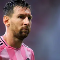 Messi w różowej koszulce Interu Miami, gotowy do gry.