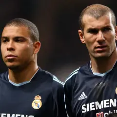 Ronaldo i Zidane, dwaj legendarni galacticos Realu Madryt, w ciemnych strojach meczowych.