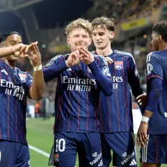 Piłkarze Olympique Lyon świętują bramkę w meczu przeciwko OGC Nice.