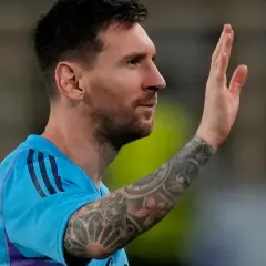 Messi w błękitnej koszulce pozdrawia kibiców. Zastanawiasz się, ile goli ma Messi?