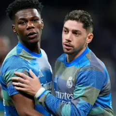 Dwóch piłkarzy Realu Madryt, jeden z nich to Federico Valverde, w niebieskich strojach treningowych.