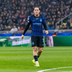 Piłkarz Interu Mediolan w czarno-niebieskim stroju na tle trybun. Składy: Inter Mediolan – Lazio.