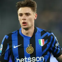 Piłkarz w niebiesko-czarnej koszulce Interu Mediolan, z tarczą Serie A. To właśnie tam gra Zalewski, choć na zdjęciu jest inny zawodnik.