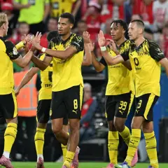 Pięciu piłkarzy Borussii Dortmund w żółtych koszulkach świętuje bramkę. Brandt z numerem 10 na plecach.