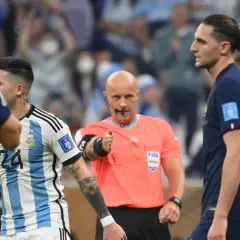 Sędzia przerywa grę, gdy zawodnicy reprezentacji Argentyny i Francji dyskutują.