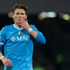 Piłkarz Napoli w błękitnej koszulce z numerem 10, z ręką na ustach, po meczu Bologna FC 1909 – Napoli.