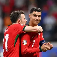 Diogo Jota obejmuje Cristiano Ronaldo po zdobyciu bramki.