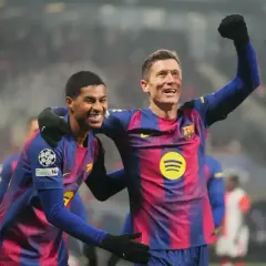 Radość po golach! Lewandowski i jego kolega z drużyny świętują zwycięstwo.