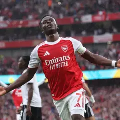 Bukayo Saka z Arsenalu świętuje bramkę. Kibice na trybunach, deszcz. H2H co to?