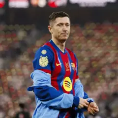 Robert Lewandowski, jeden z najlepiej zarabiających piłkarzy, w koszulce FC Barcelony na tle trybun.