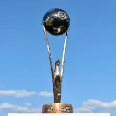 Trofeum dla Mistrza Polski w piłce nożnej, symbol zwycięstwa i ciężkiej pracy na boisku.