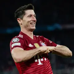Robert Lewandowski, jeden z najlepszych króli strzelców Bundesligi, świętuje gola w czerwonej koszulce Bayernu Monachium.
