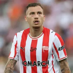 Piłkarz Cracovii w pasiastej koszulce, gotowy na nowe wyzwania. Fani spekulują o przyszłych cracovia transfery.