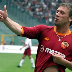 Cassano w koszulce Romy, radośnie wskazuje palcem, świętując bramkę.