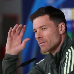 Xabi Alonso, potencjalny trener Chelsea, podczas konferencji prasowej.