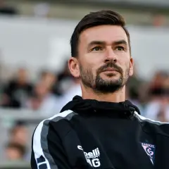 Trener Górnika Zabrze wpatrzony w dal, być może analizuje najnowsze górnik zabrze plotki transferowe.