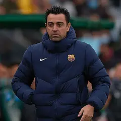 Xavi, jeden z trenerów Barcelony, w puchowej kurtce z herbem klubu.