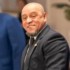 Uśmiechnięty Roberto Carlos w garniturze, z charakterystyczną brodą. Widać herb Realu Madryt. Roberto Carlos żyje i ma się dobrze!