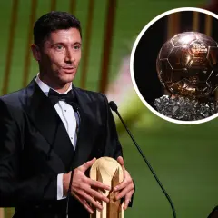 Robert Lewandowski w garniturze trzyma trofeum, obok widok na Złotą Piłkę.