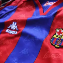 Koszulka FC Barcelona z herbem i logo Kappa. Duma strzelców barcelony.