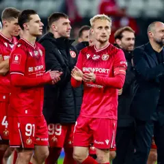 Piłkarze w czerwonych strojach, z numerami 14, 91, 99, 4, 6, klaszczą. Czy Widzew jest w Ekstraklasie?