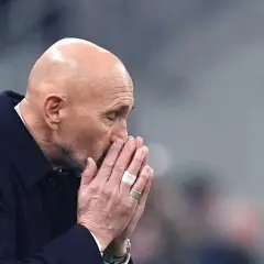 Trener Juventusu z dłońmi przy twarzy, w zamyśleniu podczas meczu Juventus – Sassuolo.