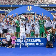 Piłkarze świętują zdobycie Pucharu Polski, co jest ważnym osiągnięciem dla polskich klubów w europejskich pucharach.