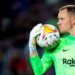 Marc-André ter Stegen, bramkarz FC Barcelony, trzyma piłkę w rękawicy.