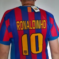 Koszulka FC Barcelona z nazwiskiem Ronaldinho i numerem 10.