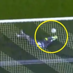 Bramkarz Interu Mediolan w akcji ratunkowej podczas meczu Fiorentina – Inter Mediolan. Piłka zmierza do siatki.