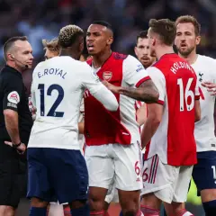 Gorąca atmosfera w derbach! Sędzia próbuje rozdzielić piłkarzy Arsenalu i Tottenhamu. To pokazuje, czym jest derby.