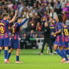 Piłkarze Barcelony, w tym Lewandowski, świętują po golu. Radość po udanym dzisiejszym meczu Barcelony.