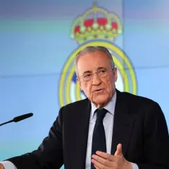 Florentino Pérez, prezes Realu Madryt, przemawia na tle klubowego logo.