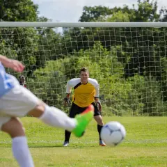 Piłkarz strzela do bramki, bramkarz gotowy. Czy to będzie hattrick?