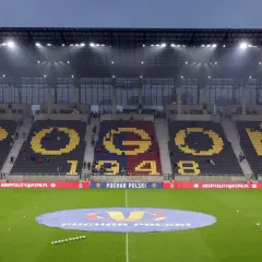Stadion z napisem POGOŃ 1948 na trybunach. Piast Gliwice – Pogoń Szczecin.