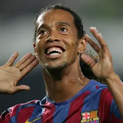 Uśmiechnięty Ronaldinho w koszulce Barcelony, z rękami przy uszach, jakby słuchał dopingu. Tak, Ronaldinho żyje i wciąż zachwyca!