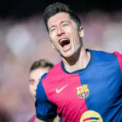 Robert Lewandowski w koszulce Barcelony, radośnie krzyczy. Ile języków zna Robert Lewandowski? Tego nie wiemy, ale na pewno mówi językiem goli!