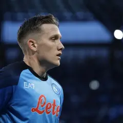 Piłkarz Napoli w błękitnej koszulce, symbolizujący najnowsze transfery klubu.