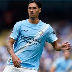 Piłkarz Manchester City w jasnoniebieskiej koszulce z logo klubu i napisem Etihad Airways.