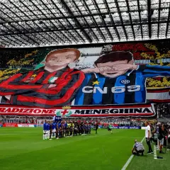 Wielka oprawa kibiców na San Siro, przedstawiająca dwóch chłopców w barwach klubów piłkarskich z Mediolanu.