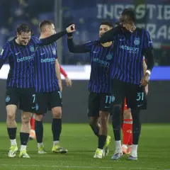 Piłkarze Interu Mediolan świętują zwycięstwo nad Genoa CFC.
