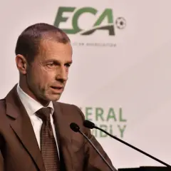 Aleksander Čeferin, prezydent UEFA, przemawia podczas konferencji.