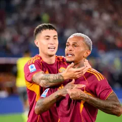 Piłkarze AS Roma świętują bramkę w meczu przeciwko Bologna FC 1909.