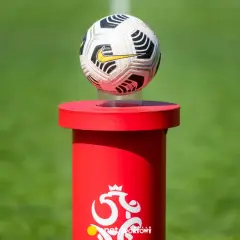 Piłka nożna na czerwonym postumencie z logo PZPN. Symbolizuje zwycięstwo, ale też może oznaczać walkower co to znaczy, gdy drużyna nie stawia się na meczu.