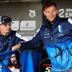 Dwóch zawodników 2. Ekstraligi w kurtkach z logo drużyny Mateja Zagara.