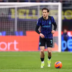 Piłkarz Inter Mediolan z numerem 7 na boisku, gotowy do gry.