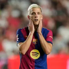 Piłkarz FC Barcelona, Ferran Torres, z dłońmi na twarzy, w charakterystycznej koszulce z logo Spotify.